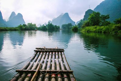 Il fiume Yulong di Yangshuo— il luogo perfetto per un’escursione a bordo di una zattera in bambù