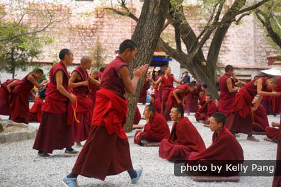 Il dibattito dei monaci nel monastero Sera