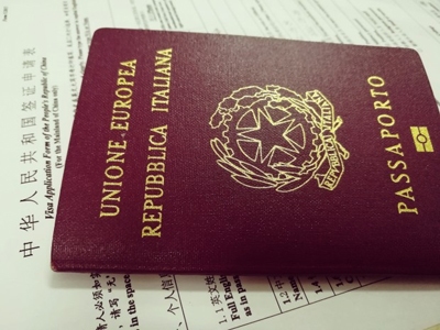 Passaporto e modulo di richiesta visto